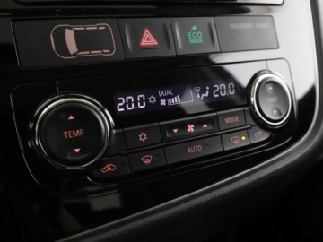 Mitsubishi Outlander III SUV PHEV Facelifting 2017 2.0 203KM 2017 Mitsubishi Outlander PHEV 4x4 automat skóra el., zdjęcie 25