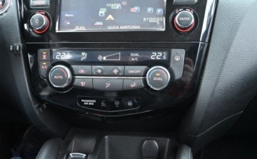 Nissan Qashqai II Crossover 1.2 DIG-T 115KM 2016 Nissan Qashqai 1.2 DIG-T N-Vision Xtronic Kamera 360 Nawigacja 1.2 Benzyna, zdjęcie 32