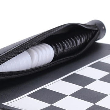 Складной набор из 32 шахматных фигур для путешествий.