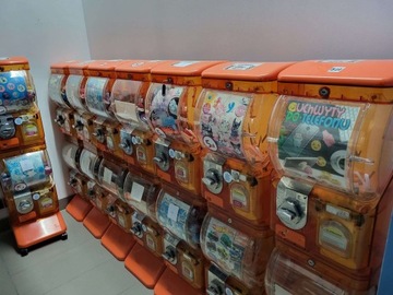 Kolorowy automat sprzedający kapsuły