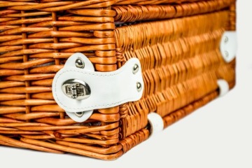 ПЛЕТЕНАЯ КОРЗИНКА ДЛЯ ПИКНИКА С ОТКИДНЫМИ ТАРЕЛКАМИ НАБОР СТОЛОВЫХ ПРИБОРОВ НА 4 ЧЕЛОВЕКА