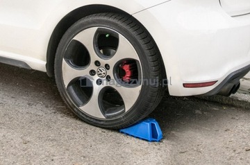Противооткатные упоры для колес автомобиля с замком и тормозом
