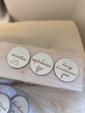 Plakietki na pudełka okrągłe Dekoracja pokoik 8 cm