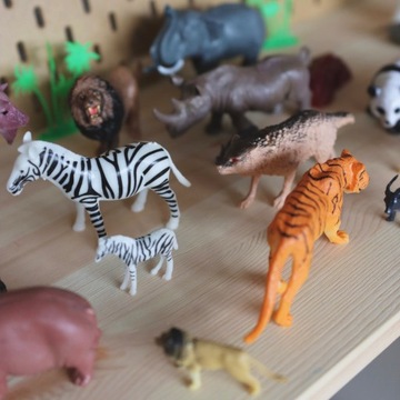 ZESTAW FIGURKI KONIE DUŻE ZWIERZĘTA STAJNIA FARMA ZOO POJEMNIK XXL WOOPIE