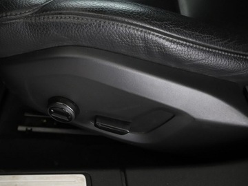 Volvo V60 I Kombi Facelifting 2.0 D4 DRIVE-E 190KM 2018 Volvo V60 2.0 D4 Automat Momentum Nawigacja, zdjęcie 37