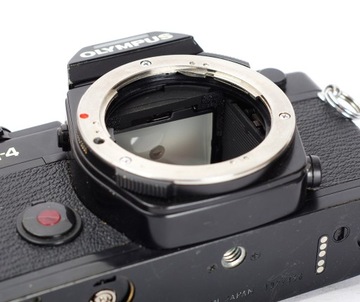 У OLYMPUS OM-4 ПОВРЕЖДЕН ТОЛЬКО КОРПУС БЕЗ ОБЪЕКТИВА