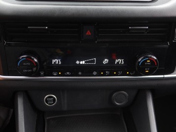 Nissan Qashqai III Crossover 1.3 DIG-T MHEV 158KM 2022 Nissan Qashqai 1.3 DIG-T MHEV, Salon Polska, zdjęcie 12