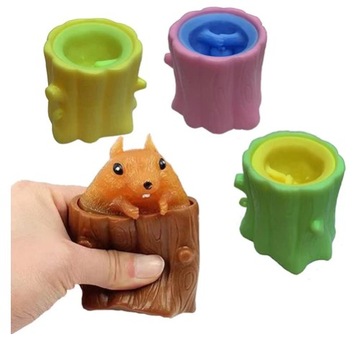 БЕЛКИ В ИГРУШКЕ ДЛЯ СЕНСОРНЫХ МАНИПУЛЯЦИЙ НА ДЕРЕВЕ