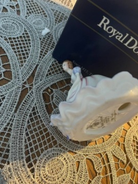 Фарфоровая статуэтка дамы Royal Doulton Ninette HN 3215