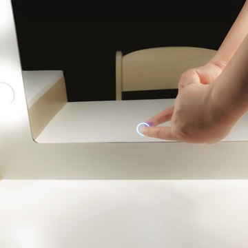 Деревянный туалетный столик для детей со стулом, аксессуарами и светодиодной подсветкой.