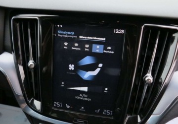 Volvo V60 I Kombi Facelifting 2.0 D3 DRIVE-E 150KM 2018 Volvo V60 Volvo V60 D3 Momentum 2.0 Diesel 150KM, zdjęcie 29