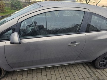 DVEŘE LEVÉ PŘEDNÍ KOMPLETNÍ OPEL CORSA D 3D KÓD LAK Z40W