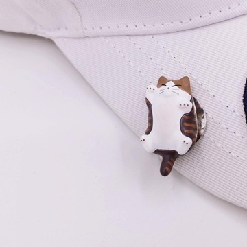 Marker do piłek golfowych Kitten Metalowa pomoc treningowa do gry w golfa Zabawna czapka golfowa Ciemnobrązowa