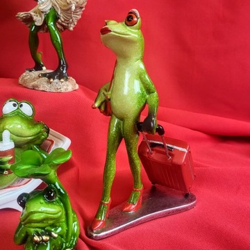 ФИГУРКА ЛЯГУШКА С ЧЕМОДАНОМ, ПУТЕШЕСТВЕННИК, 18СМ