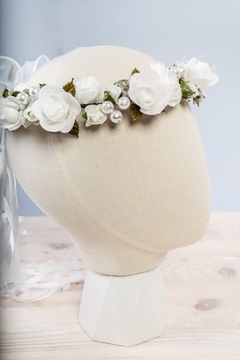 Obfity wianek komunijny z kwiatów z perłami