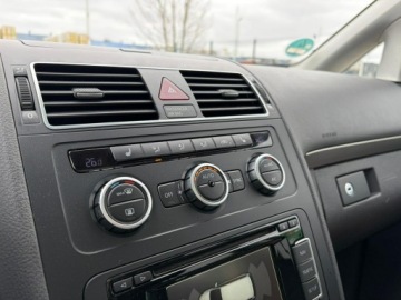 Volkswagen Touran II 2.0 TDI 140KM 2015 Volkswagen Touran Highline 7 osobowy navi, zdjęcie 14