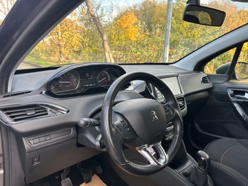 Peugeot 208 I Hatchback 5d Facelifting 1.2 PureTech 82KM 2018 Peugeot 208 1.2 Benzyna-Klimatronic, zdjęcie 5