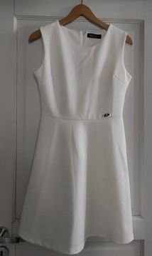 Rozkloszowana biała sukienka 