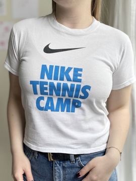 Biały baby tee Nike tennis camp swoosh s