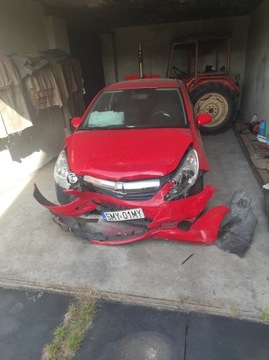 Opel Corsa uszkodzony