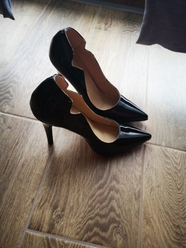 Czarne lakierowane szpilki Christian Louboutin 