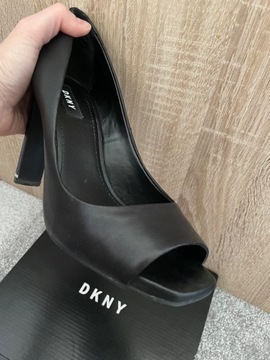 DKNY czarne czółenka szpilki peep toe skóra 37,5