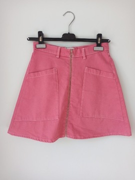 Różowa spodniczka jeansowa Monki duże kieszenie