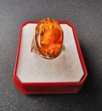 Złoty pierścionek z bursztynem 6,60gr P. 583