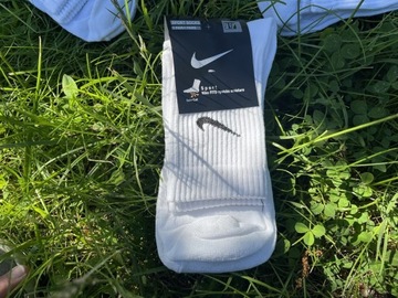 Białe wysokie skarpetki Nike