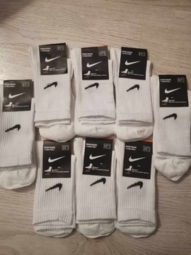 Białe skarpetki Nike