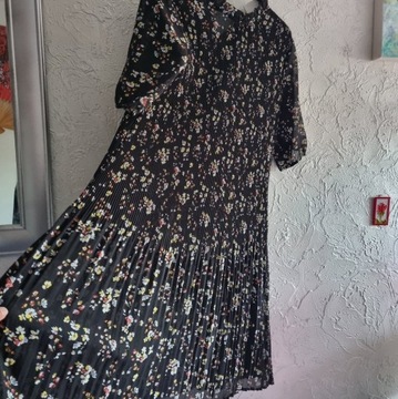 plisowana sukienka z kwiatowym nadrukiem
