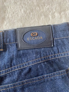 Spodnie jeans z pięknym haftem Escada 38