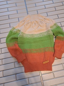 Recznie robiony sweterek  dla dziewczynki 
