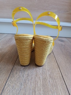 Żółte sandały na koturnie 