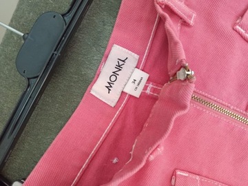 Różowa spodniczka jeansowa Monki duże kieszenie