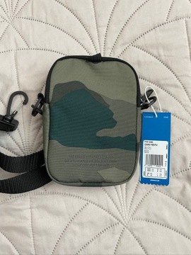 Saszetka na ramię Adidas Camo Festival Bag FM1350.