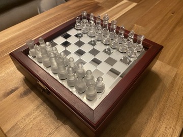Eleganckie szachy figury szklane drewniane pudełko
