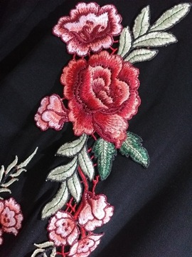 Sukienka z krótkim rękawem i haftowanymi różami