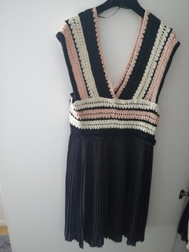 Sukienka Zara S haftowana plisowana