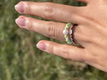 Zielony pierścionek z perełką
