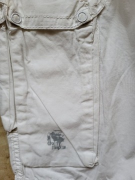 Spodnie przed kolano białe z wieloma kieszeniami