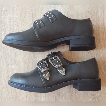 Nowe buty czarne 39 płaskie metalowe sprzączki 