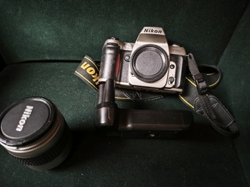 Nikon f80, obiektyw Nikkor 28-80, grip