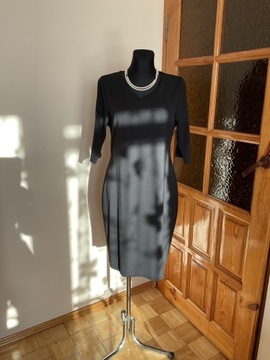Elegancka czarna prosta sukienka idealna na uroczystości Luiza XL