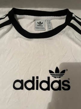 biały t-shirt adidas z krótkim rękawkiem