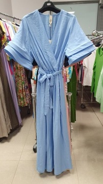 Sukienka  z dekoltem w szpic i rozcięcia po bokach