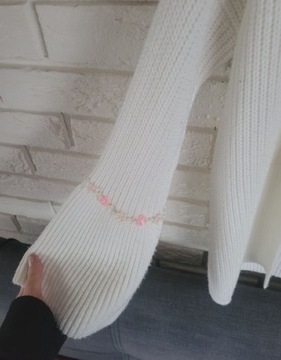Biały, ciepły sweterek