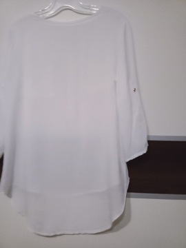 Biała śliczna bluzeczka z ozdobnymi kieszonkami
