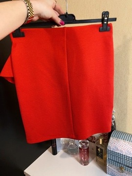 Czerwona prążkowana spódnica z falbanką z baskinką
