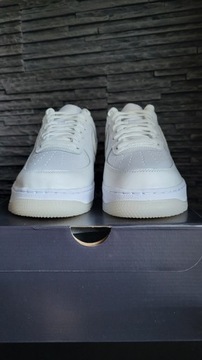 Nowe buty Nike Air Force 1 '07 LV8, białe, rozmiar 42,5